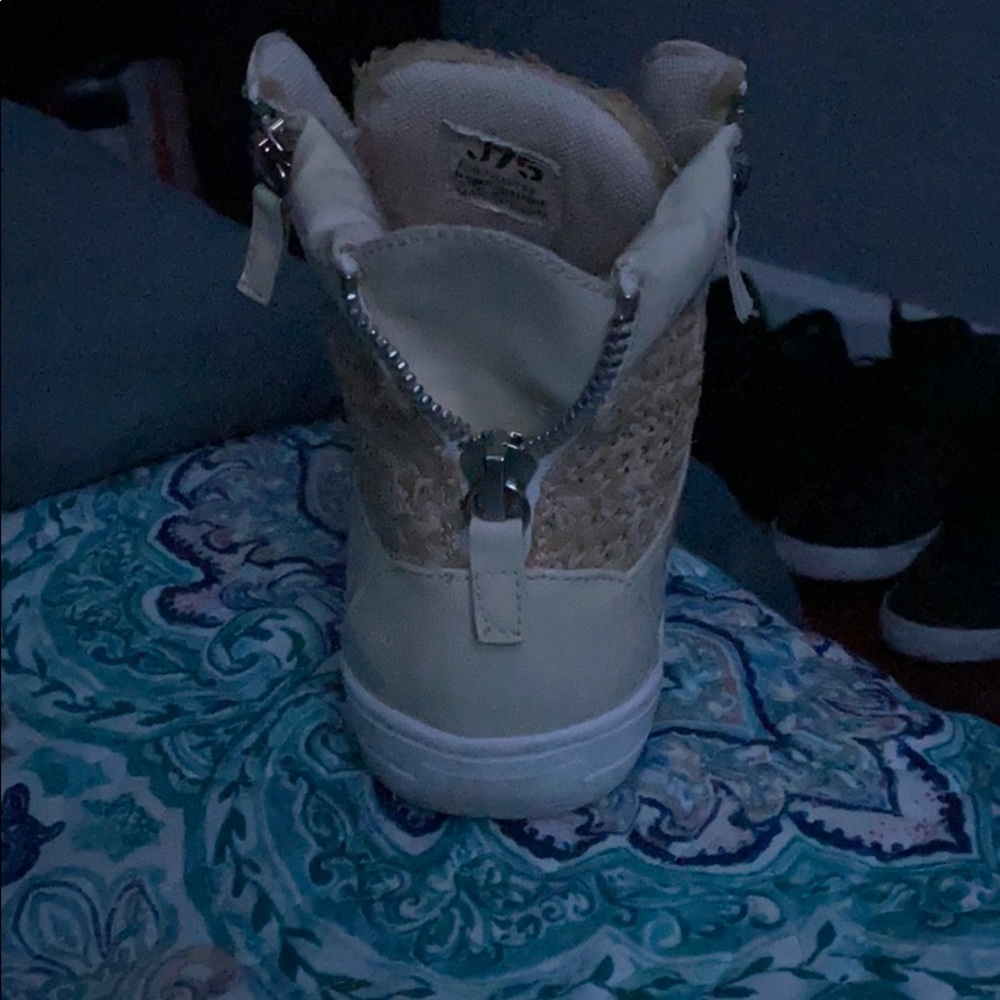 Shoe - Picture 4 of 4